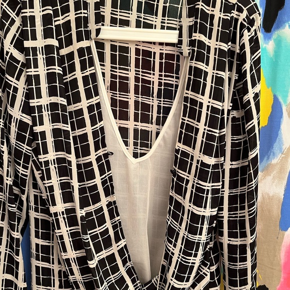 Black and white top - Picture 5 of 6